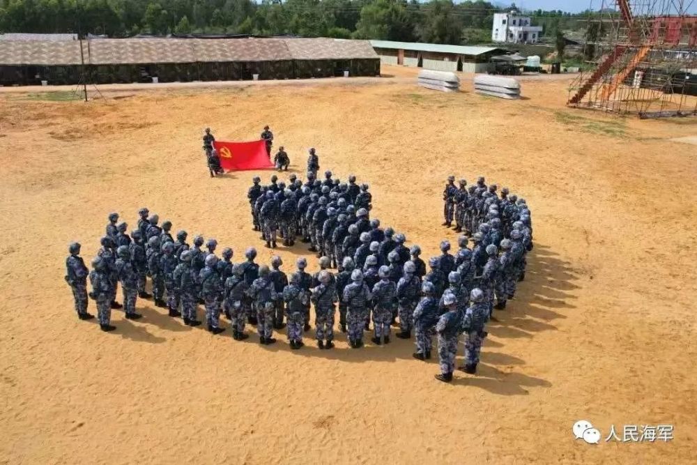 我和党旗合张影丨解放军和武警部队官兵这样为党庆生