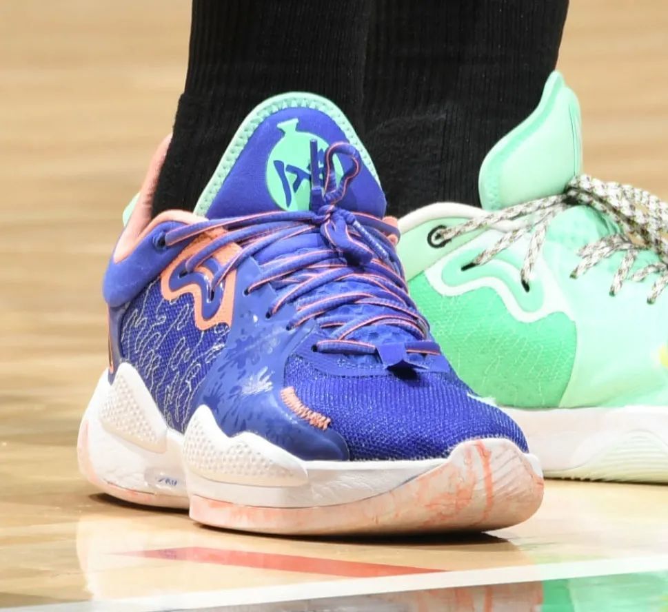 此役乔治砍下21分 9板 2助的数据,上脚pg2.5 ps联名. 这是