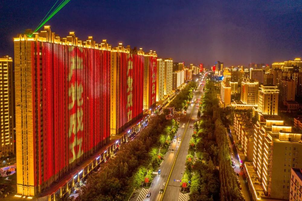 运城市区50余栋高楼点亮飘红光影璀璨献礼建党百年