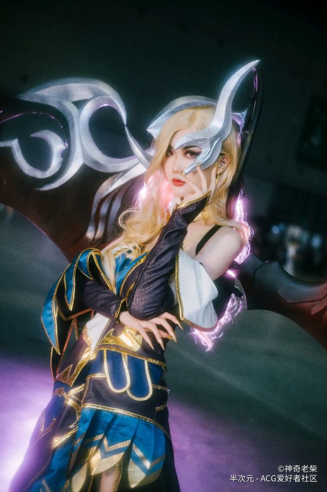 英雄联盟 cos 至尊魔女莫甘娜