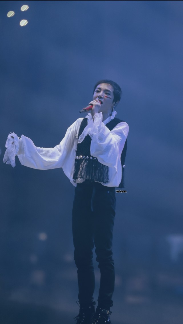 歌王华晨宇,持颜值飒人