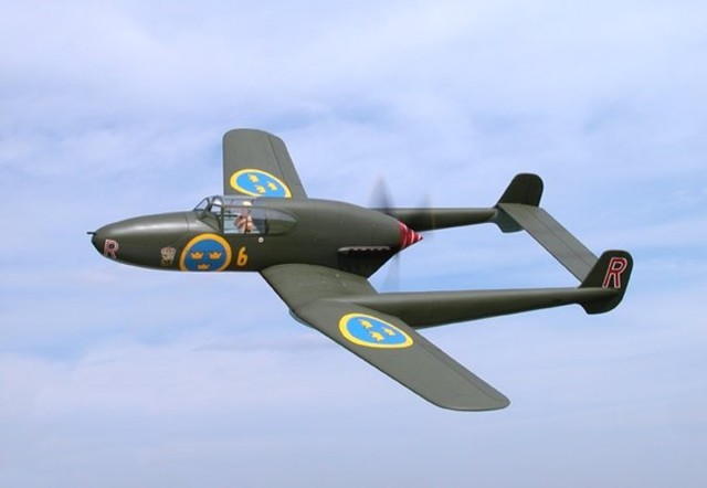 萨博21原本是一种后推式的螺旋桨飞机,它的发动机为一台1455马力的db