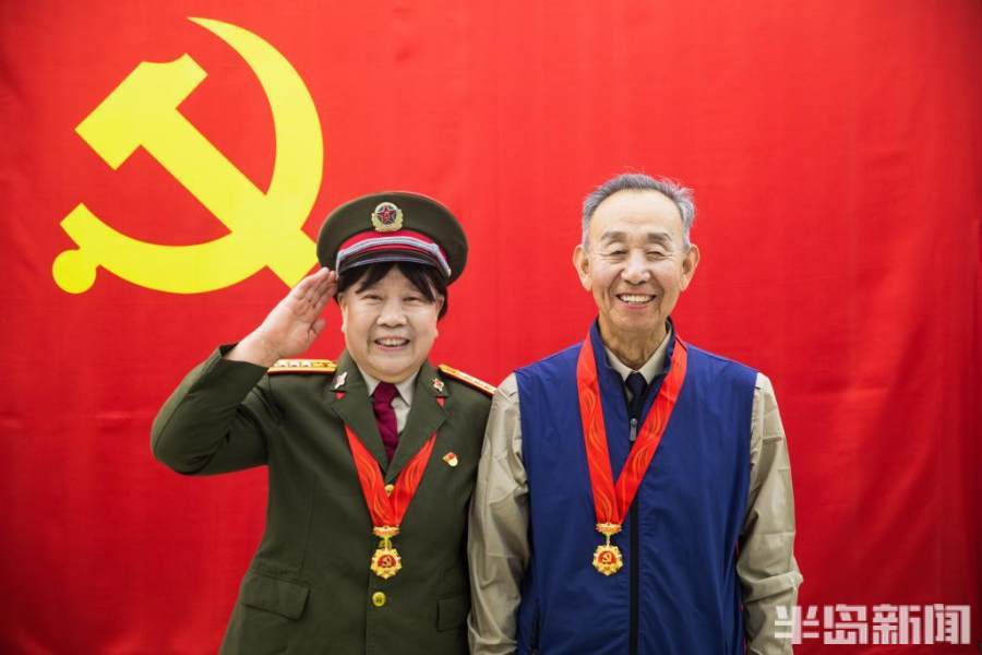 青岛为荣获"光荣在党50年"纪念章的老党员拍照留念
