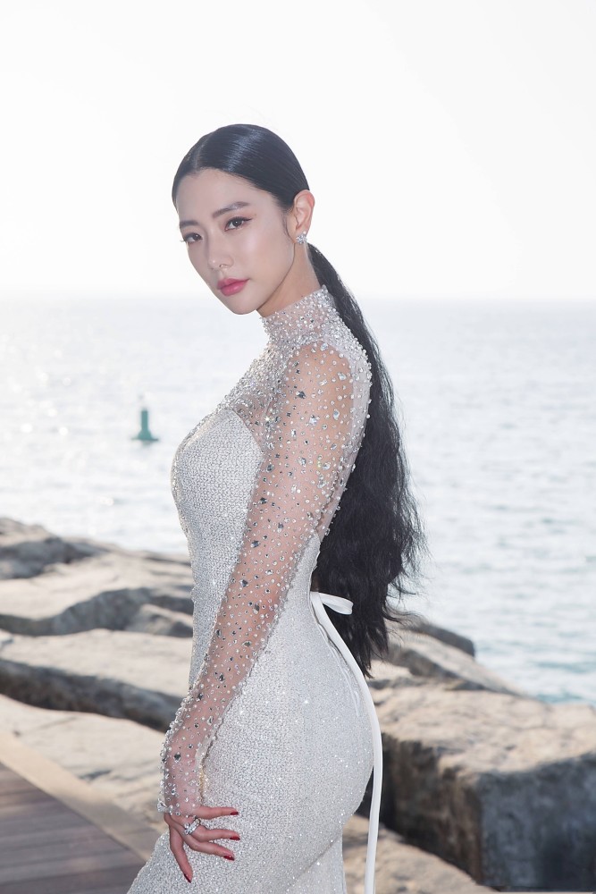 李成敏一袭钻石裙大秀鱼美人身材对得起亚洲第一美的称号