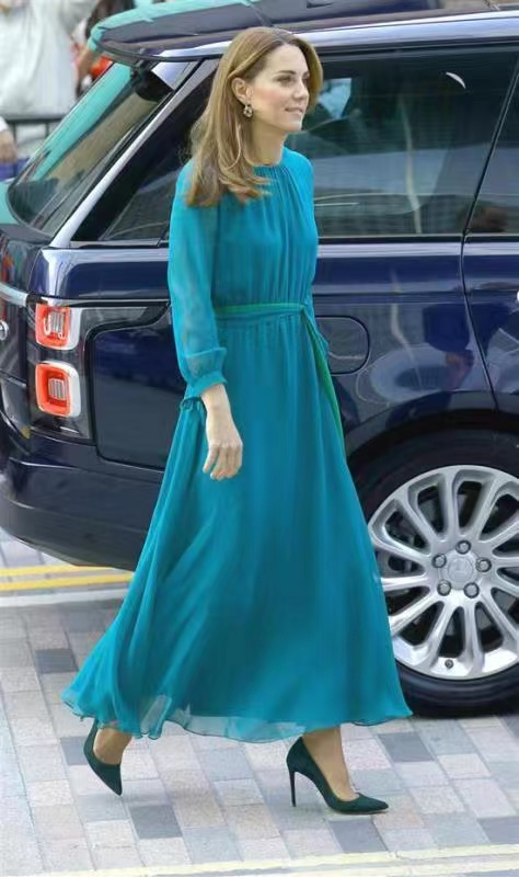 凯特王妃真是优雅的代表,穿格纹连衣裙配长卷发,十分气质又显贵