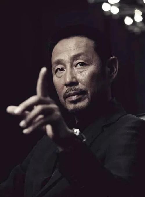 网友疑偶遇66岁陈道明坐小店大口吃饭接地气皮肤黑到发亮