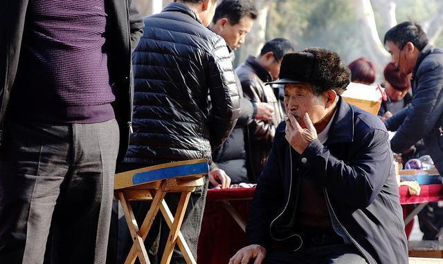 我国吸烟人群数量高达35亿群体庞大禁烟之路需循序渐进