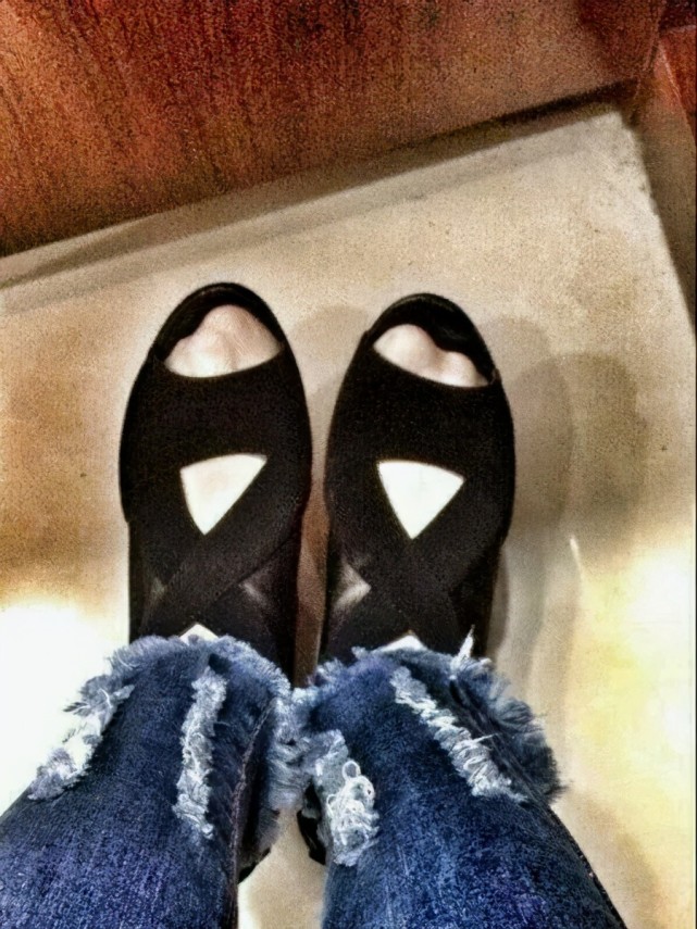 把脚塞进鱼嘴鞋里,长期绑脚走路,以期训练出梦寐以求的叠趾