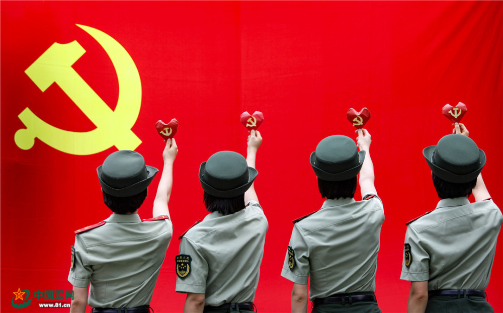 活动中,大家手持鲜红的党旗,用真诚,自信,灿烂的笑容与党旗进行创意