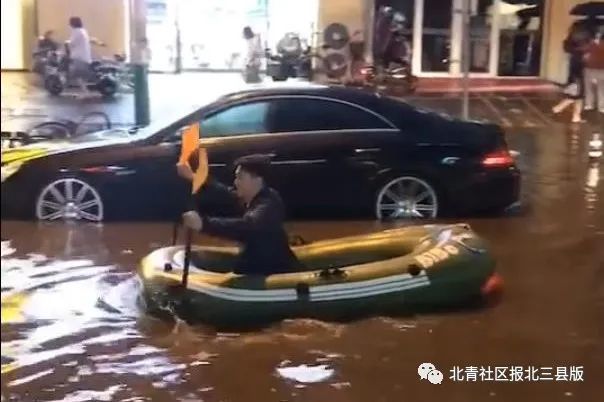 燕郊变“淹浇”，有人竟在街上划船