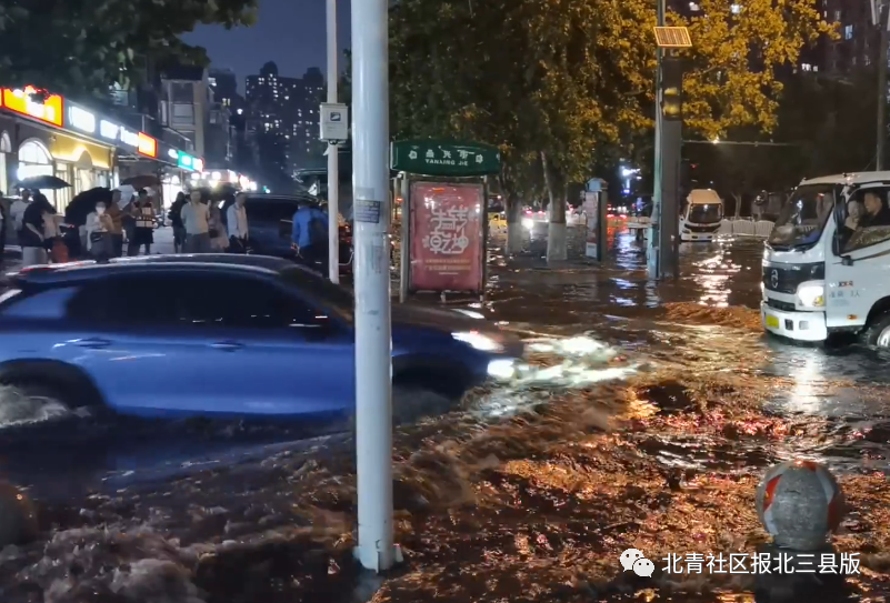 燕郊变“淹浇”，有人竟在街上划船