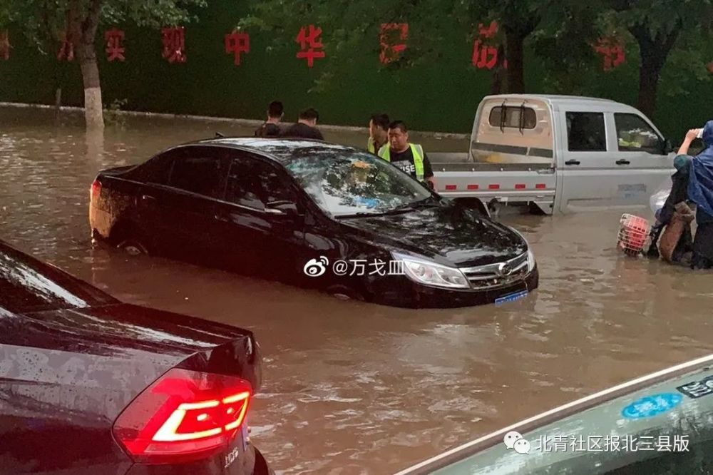 燕郊变“淹浇”，有人竟在街上划船