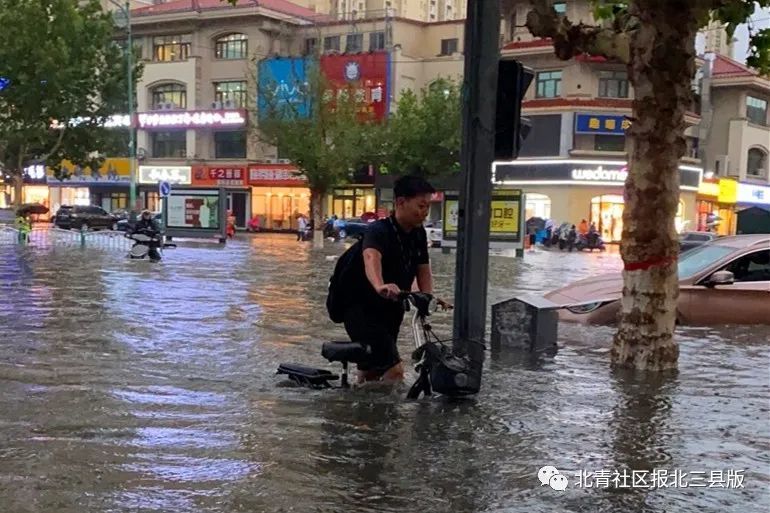 燕郊变“淹浇”，有人竟在街上划船