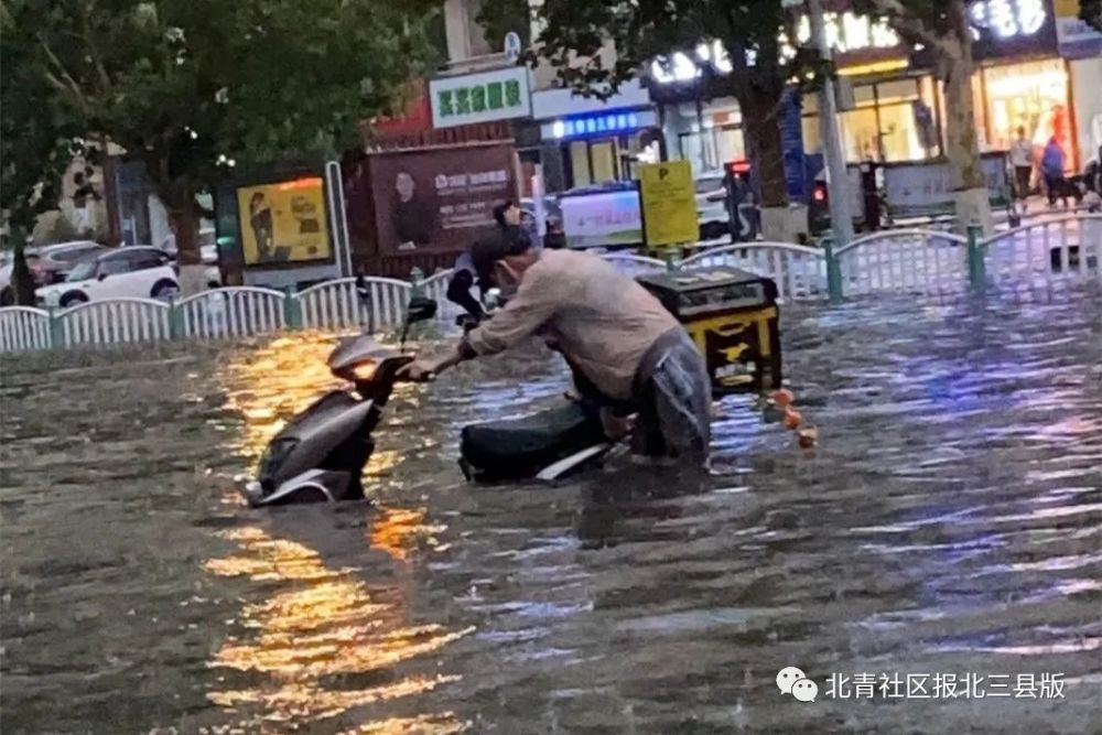 燕郊变“淹浇”，有人竟在街上划船