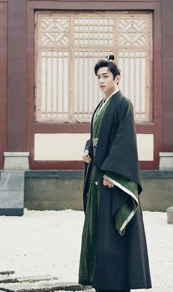 徐徐行走,脚步平稳,腰背挺拔不左摇右晃,人设立得住.