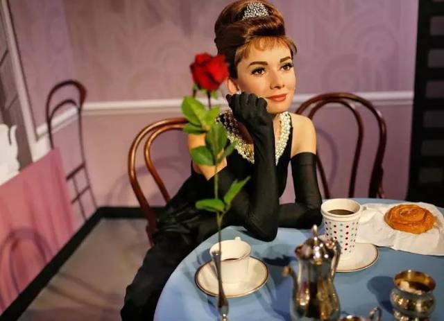 赫本凭什么优雅出众出色的衣品给了提示晚年的笑容给了答案