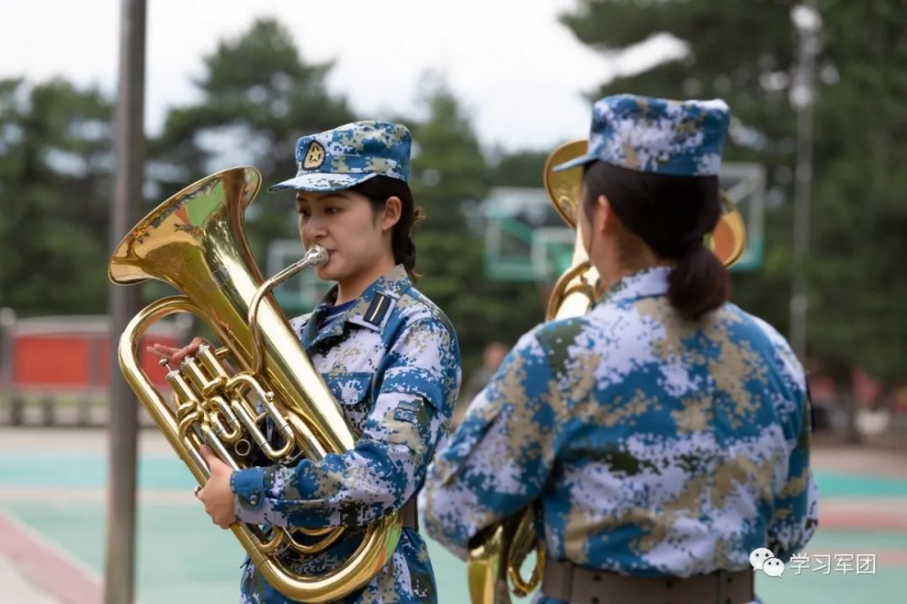 联合军乐团三个女指挥图片
