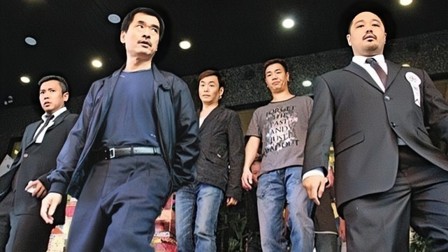 警方也出动过百名o记,西九反黑组及九龙城警区ptu到场摆设路障及警岗