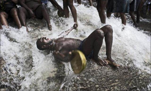 运输黑奴时奴隶贩子为什么通常要将黑奴剥得精光不给衣服穿