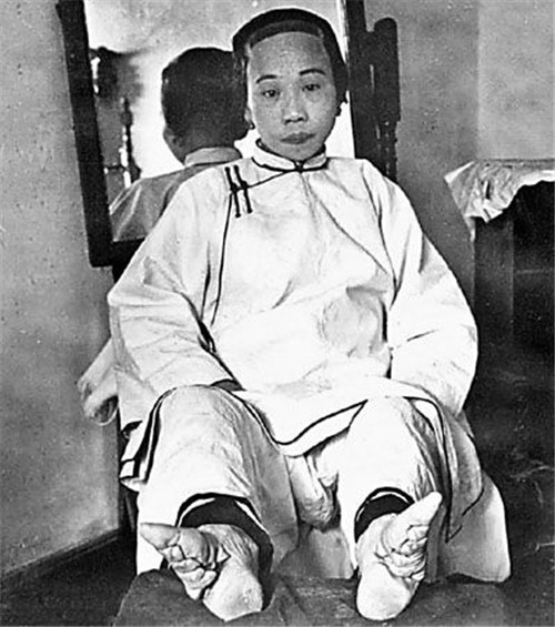 民国好哥哥妹妹裹脚喊痛哥哥说不裹了嫁不出我养后来呢