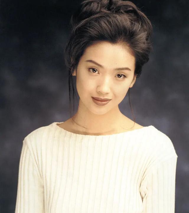 长相游离世俗之外的吴倩莲,却有着一骑绝尘的星运,难免让人