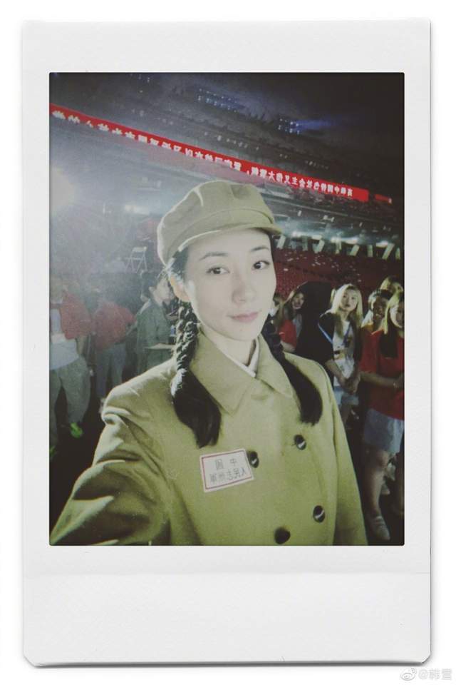 韩雪通宵拍戏不舍离别鸟巢穿军装英姿飒爽候场时瞬间泪崩