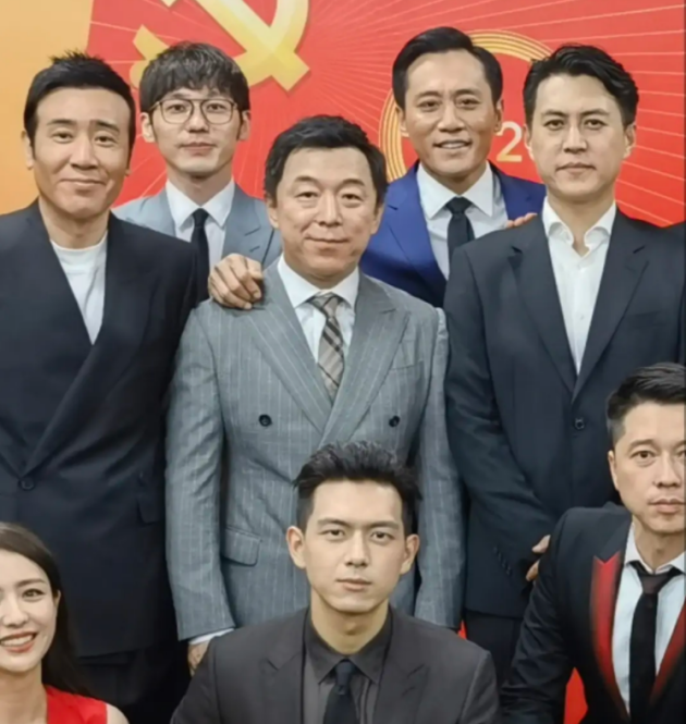 刘烨晒合影太好笑和于和伟张桐三人攀肩搭背还搂着黄渤笑开花