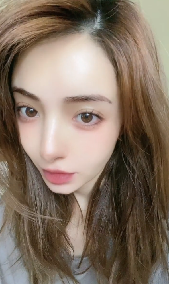 麦迪娜晒臭美自拍染头发做美甲孕期也要美胖18斤后半身出镜