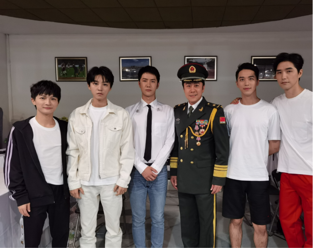 七一晚会后台照王俊凯活力张艺兴背头帅气邓伦杨紫神仙同框
