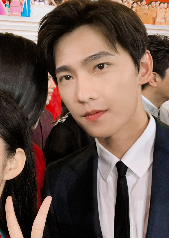 邓伦李现杨洋合体,无美颜路透照超养眼!