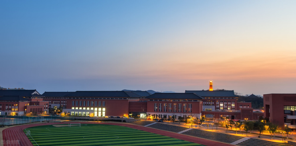 慈溪擁有一所寧波大學科技學院,杭州灣新區有寧波財經學院,寧波汽車