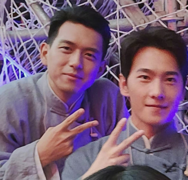 杨紫邓伦同框合照,二人对镜比耶超甜,我却在关注角落里的李现