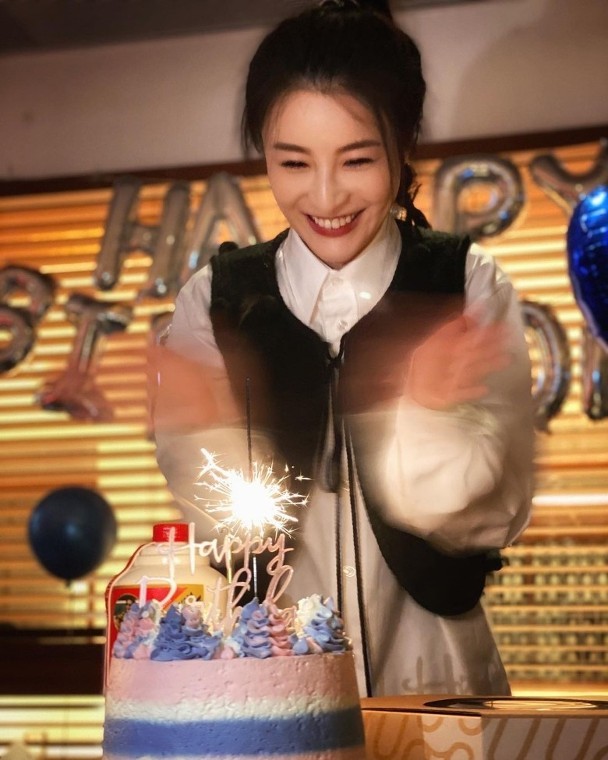 47岁刘恺威惊喜亮相林夏薇生日 打扮帅气似小伙 林o独自现身 全网搜