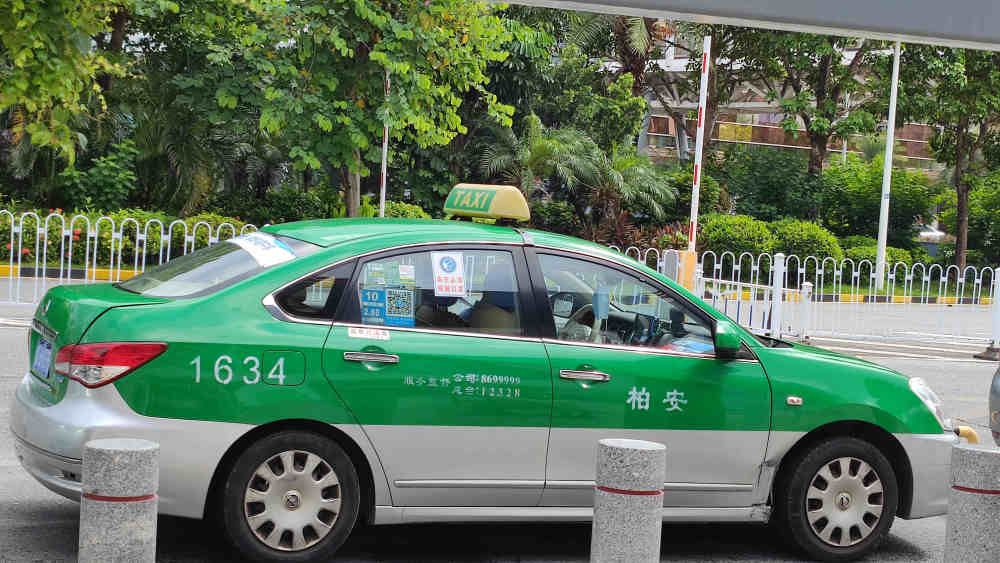 21年资深出租车司机的辛酸故事道出他满怀期待入行到如今的无奈