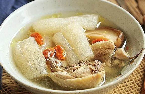 竹荪炖鸡用料竹荪炖鸡采用干竹荪是最优的选择;步骤:1,竹荪用温水泡发