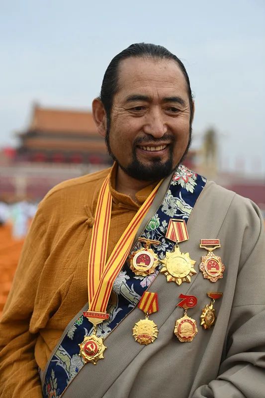 冯发贵在理塘走访慰问老党员