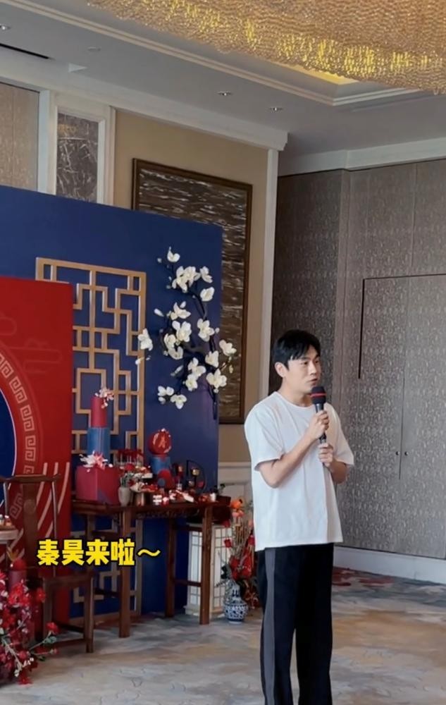 秦昊穿着一身黑白的休闲装,拿着话筒向前来参加生日宴的朋友道谢,随后