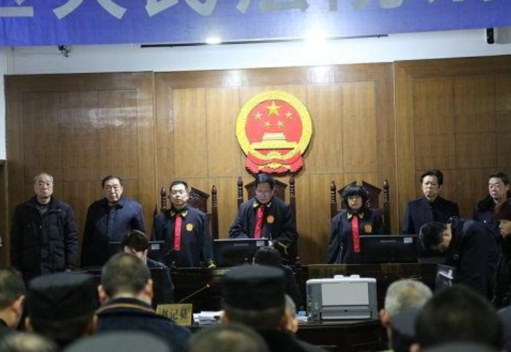 临潼村霸警示录贪污168亿用枪弹陷害对手打掉村民10颗牙