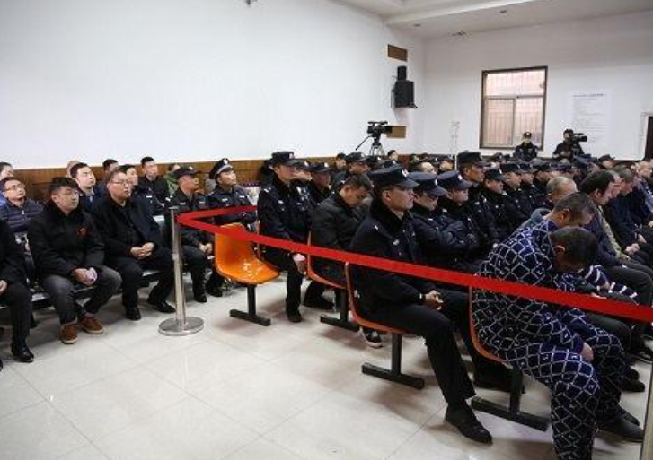 临潼村霸警示录贪污168亿用枪弹陷害对手打掉村民10颗牙