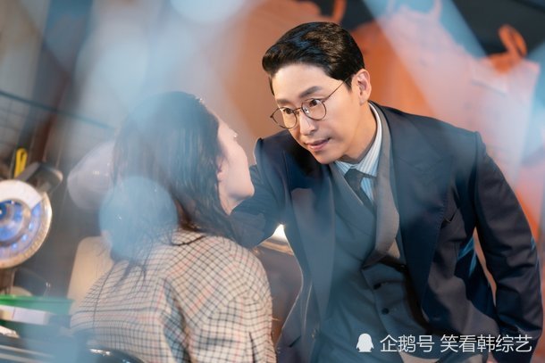 露出不安的表情,《顶楼3》严基俊捆绑安妍洪的现场被捕捉