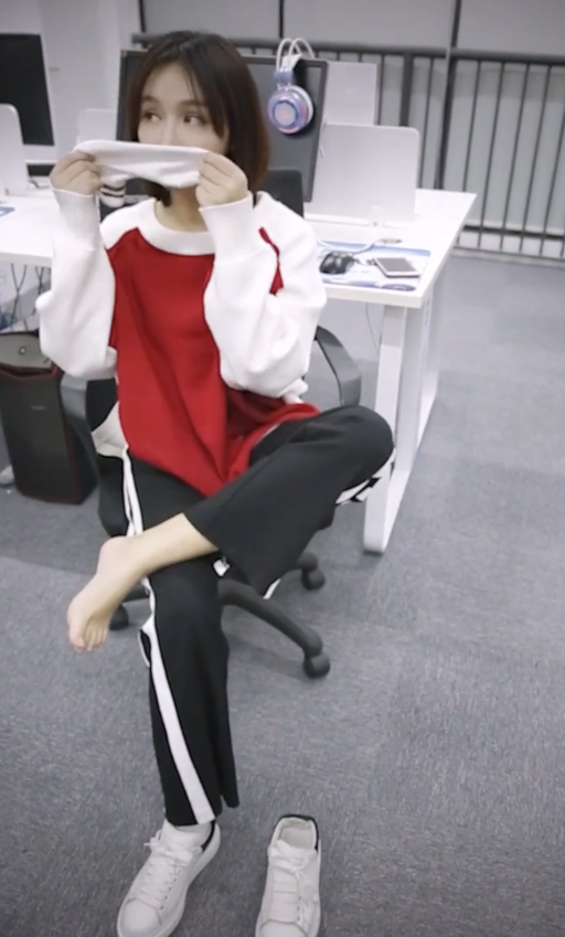 miss直播闻自己的袜子,看到miss的表情,网友:小心真菌感染