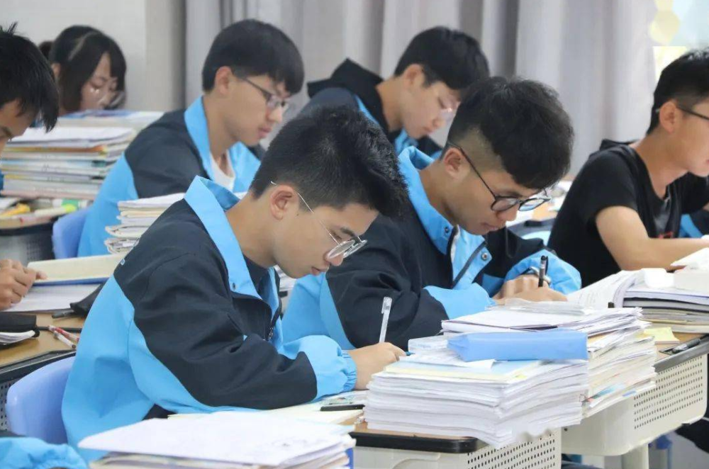 "火箭班"晒出高考成绩,全班64名学生均考上一本,却遭冷嘲热讽