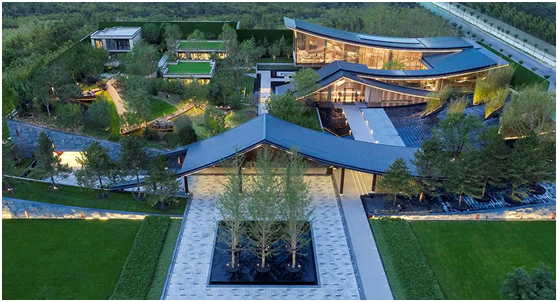 入口门楼采用"人"字形坡屋顶造型,与前方的九棵矩阵式银杏树阵,营造了