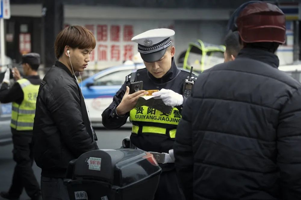 公安心向党护航新征程贵阳交警心向党牢记使命续新篇