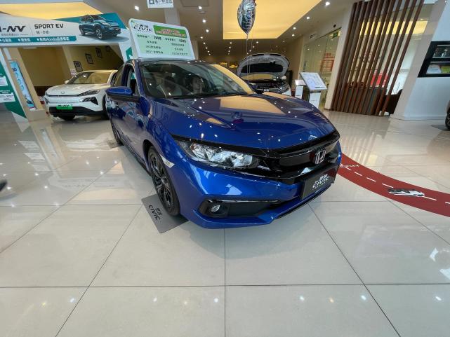 全新本田思域到店实拍,轿跑设计风格,很帅气,像小号雅阁