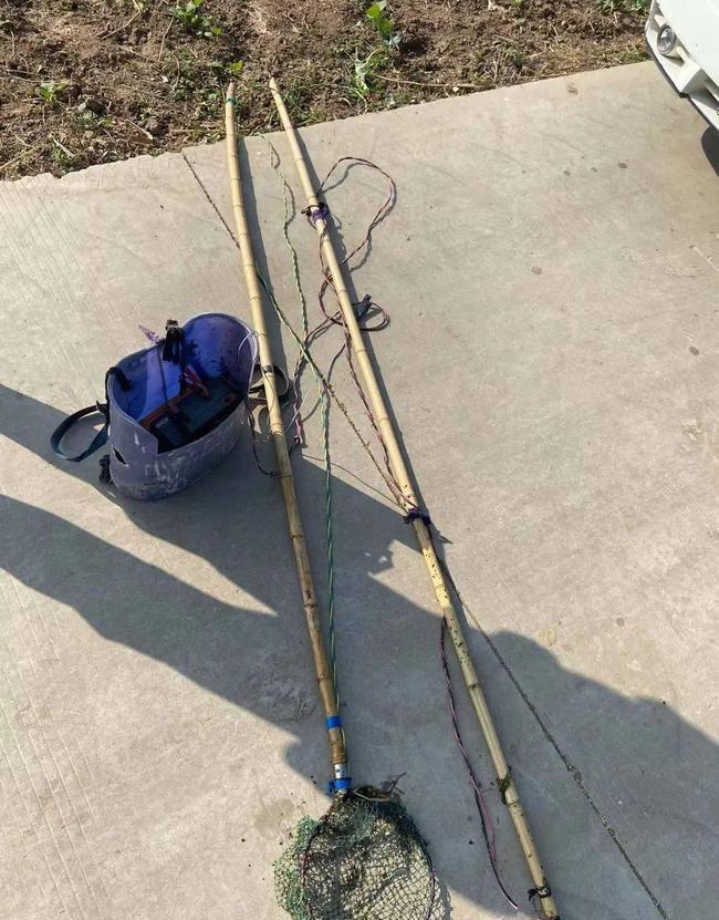 乘凉乘到河里?重庆男子电鱼被抓,谎称是在乘凉,网友:丢人_腾讯新闻