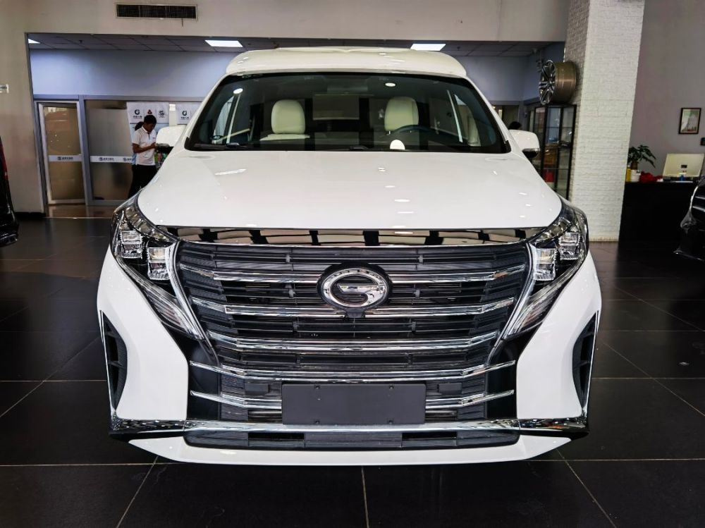 满足大众家庭,40万以内入手高顶版商务车,广汽传祺m8-极夜之光