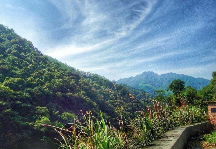 度假村位於九連山腹地中,四周山水環繞,沿著月鳴河而建.