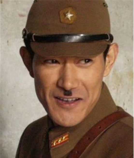 不仅干净整洁，还能救命？二战时日本人鼻下的一撮胡子有什么用？_腾讯新闻