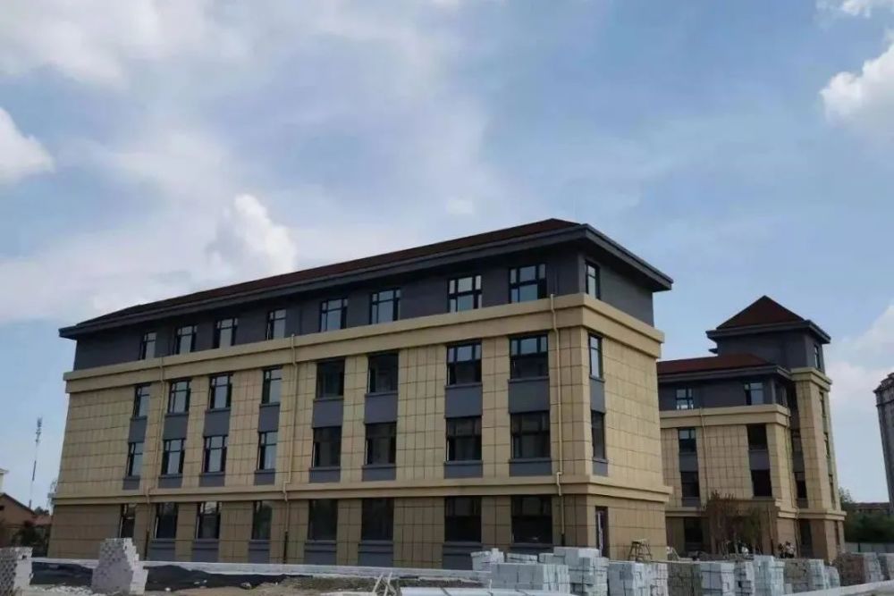 关于黑龙江齐齐哈尔一中学体育馆楼顶坍塌，已致10余人死亡，教学楼施工责任人被控制，事故原因可能是什么？的信息